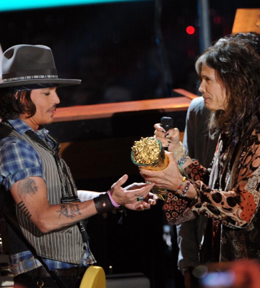 Johnny Depp bekam von Steven Tyler und Joe Perry von Aerosmith den Award für sein Lebenswerk überreicht
