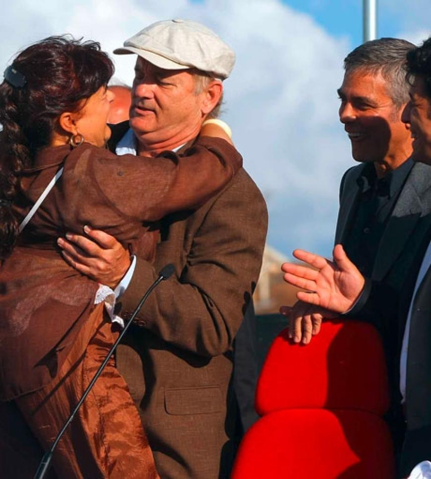 Bill Murray hebt die Bürgermeisterin Stefania Pezzopane hoch