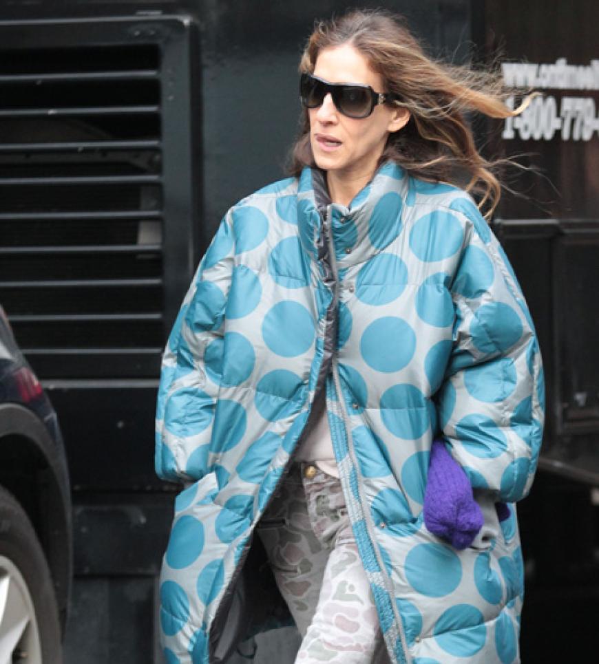 Na, wen haben wir denn da? Auch eine Stilikone greift mal daneben. Hier zeigt sich Sarah Jessica Parker ganz unglamourös im Ikea-Gedächtnis-Look. Auweia!