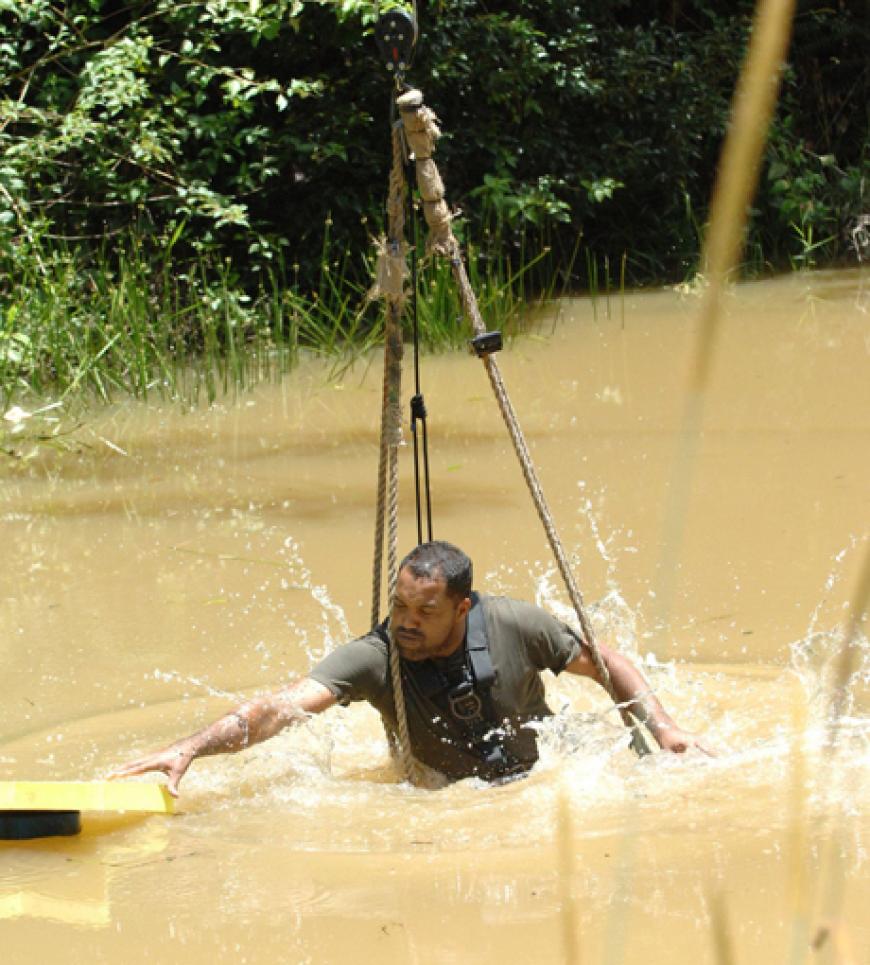 Die Sterne müssen in eine ebenfalls auf dem See schwimmende Box geworfen werden