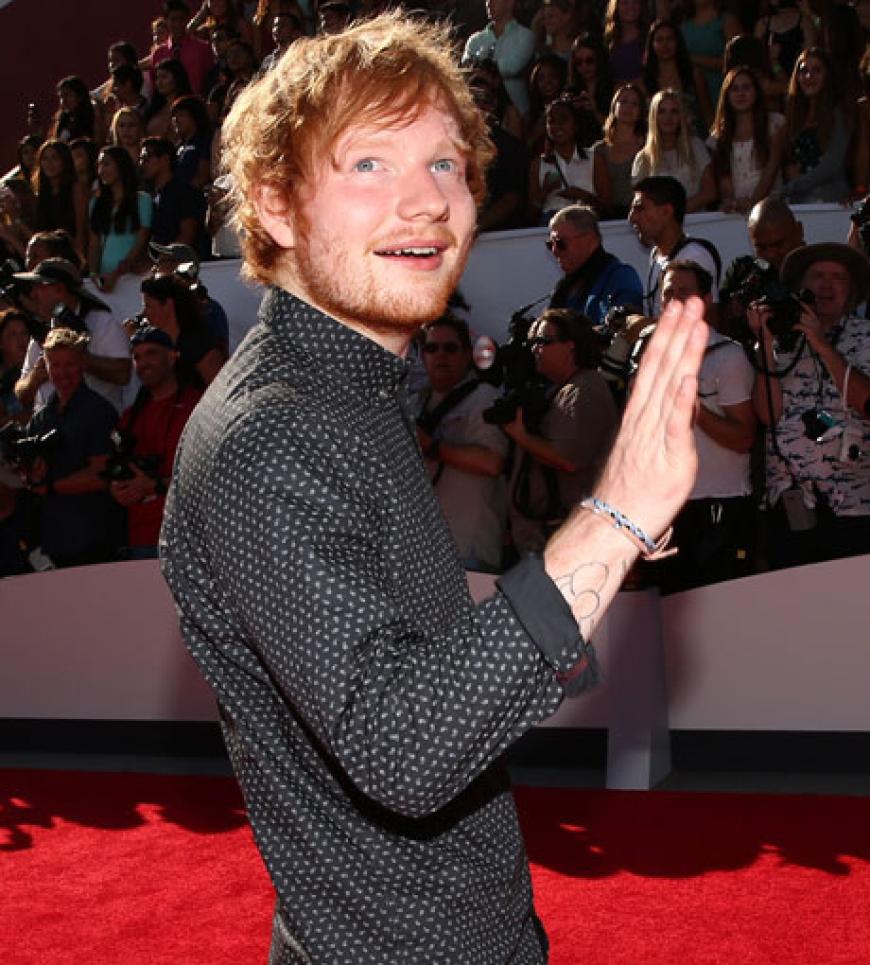 Singer-/Songwriter, BFF der Superstars und Frauenschwarm: Ed Sheeran sorgte für Gekreische am Roten Teppich. Er bekam auch einen Preis - in der Kategorie
