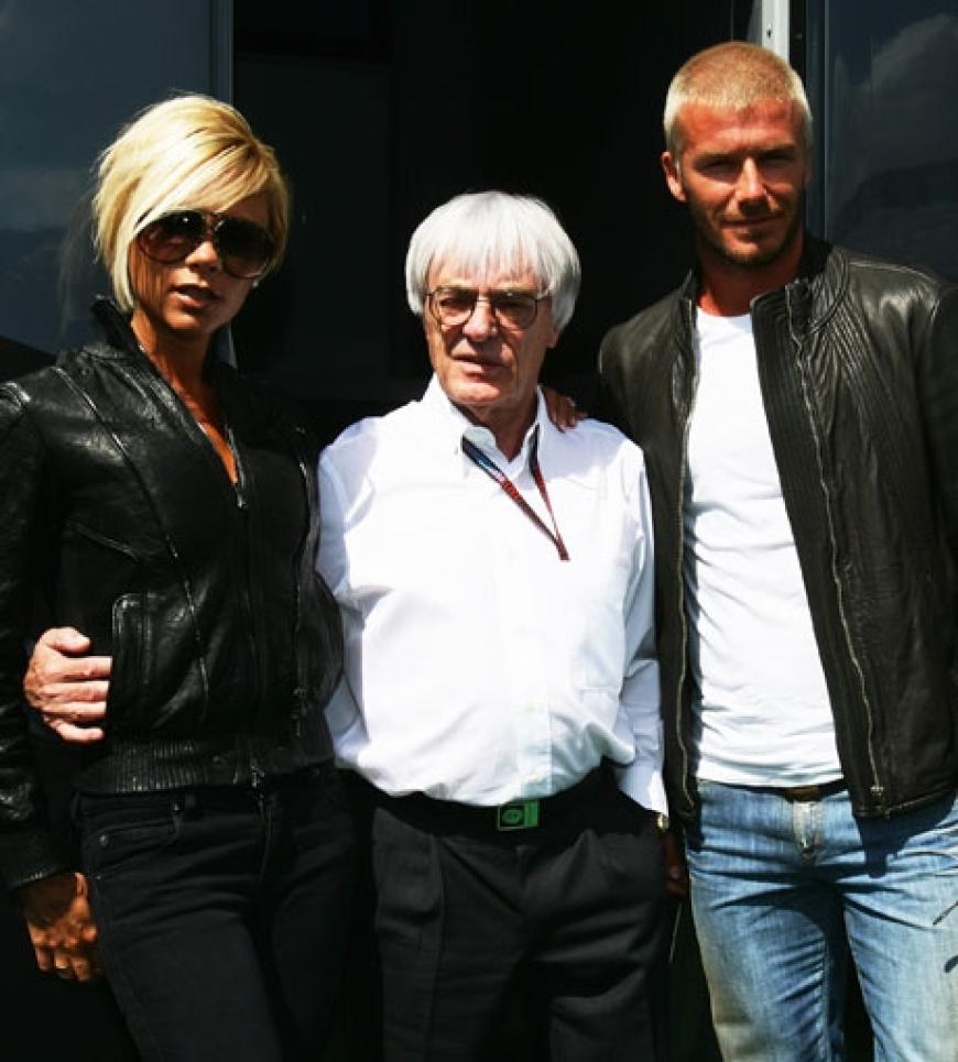 Juli 2007: Victoria und David Beckham besuchen die Rennstrecke in Silverstone. Hier posieren die beiden mit Formel 1-Boss Bernie Ecclestone