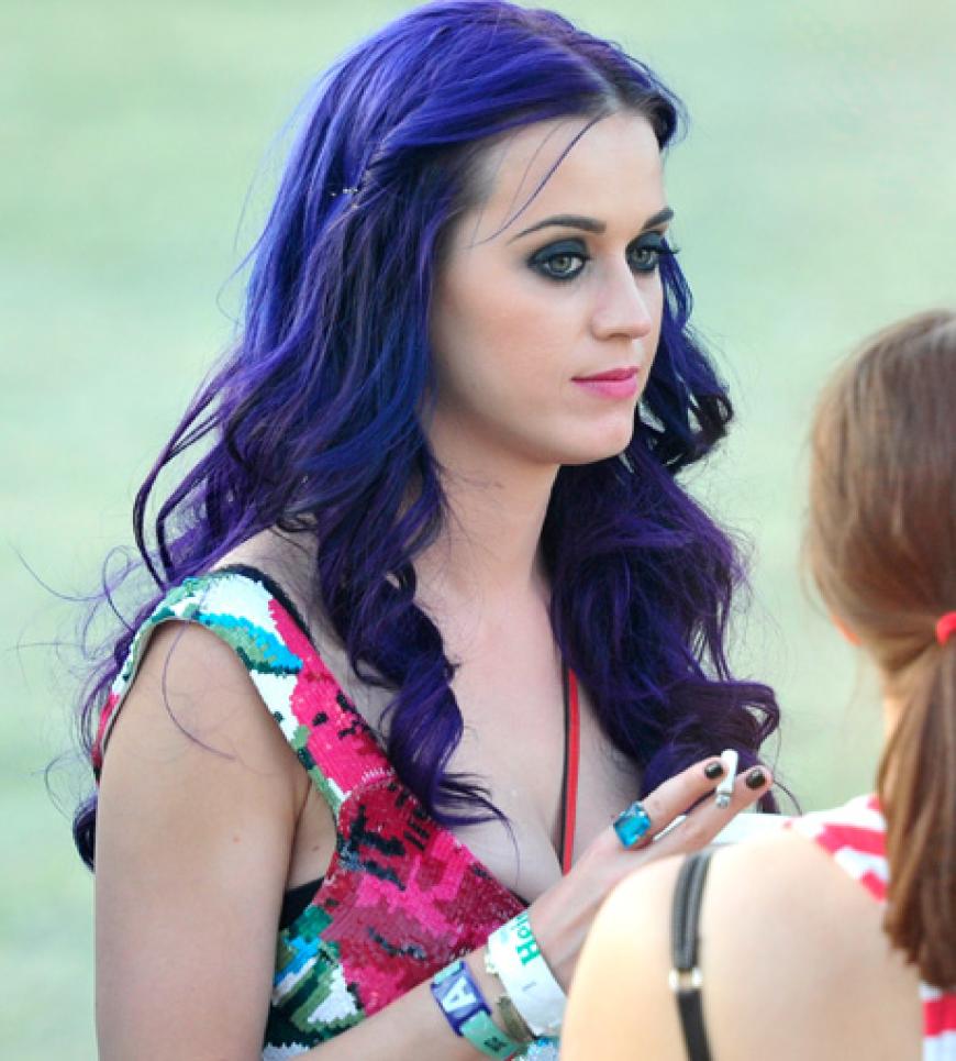 Mit inzwischen lilafarbenen Haaren: Katy Perry