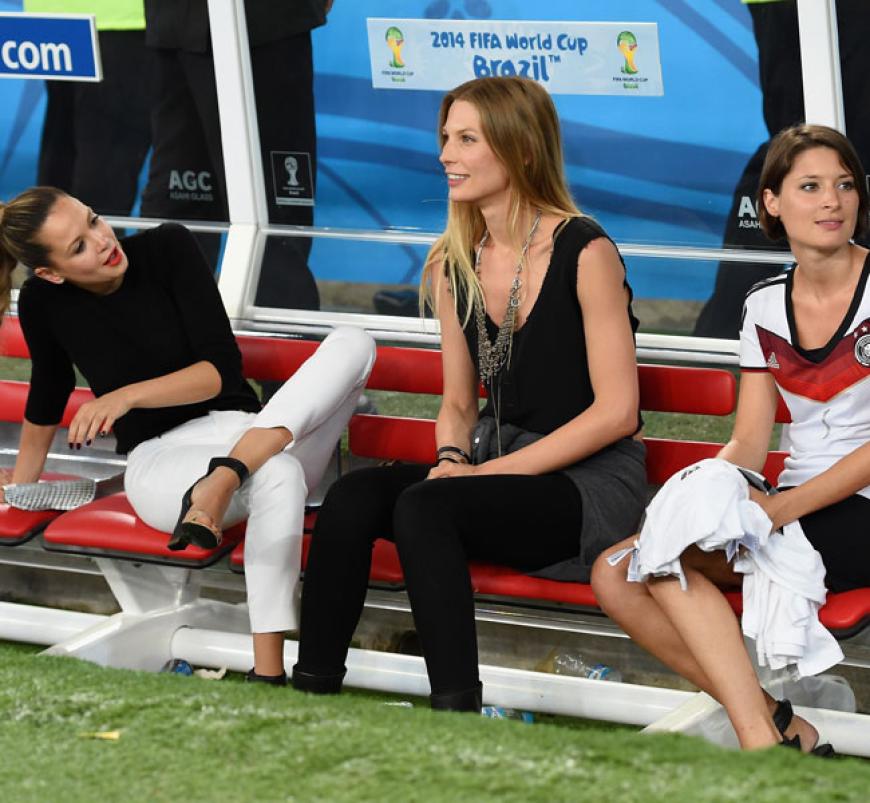 Währenddessen auf der Ersatzbank: Mandy Capristo (Mesut Özil), Sarah Brandner (Bastian Schweinsteiger) und Kathrin Gilch (Manuel Neuer)