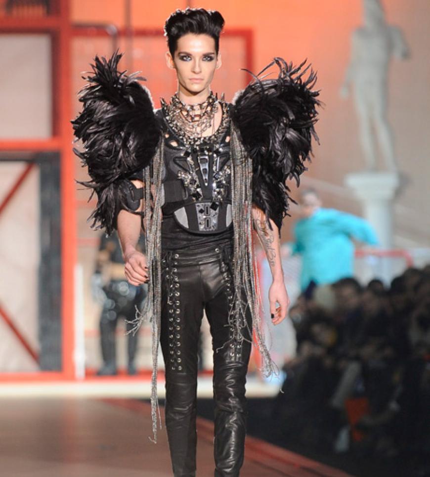 Aber auch als Model ist Bill gefragt. 2010 präsentierte er die Herbst-/Winterkollektion des Designerduos DSquared2 auf der Fashion Week in Mailand