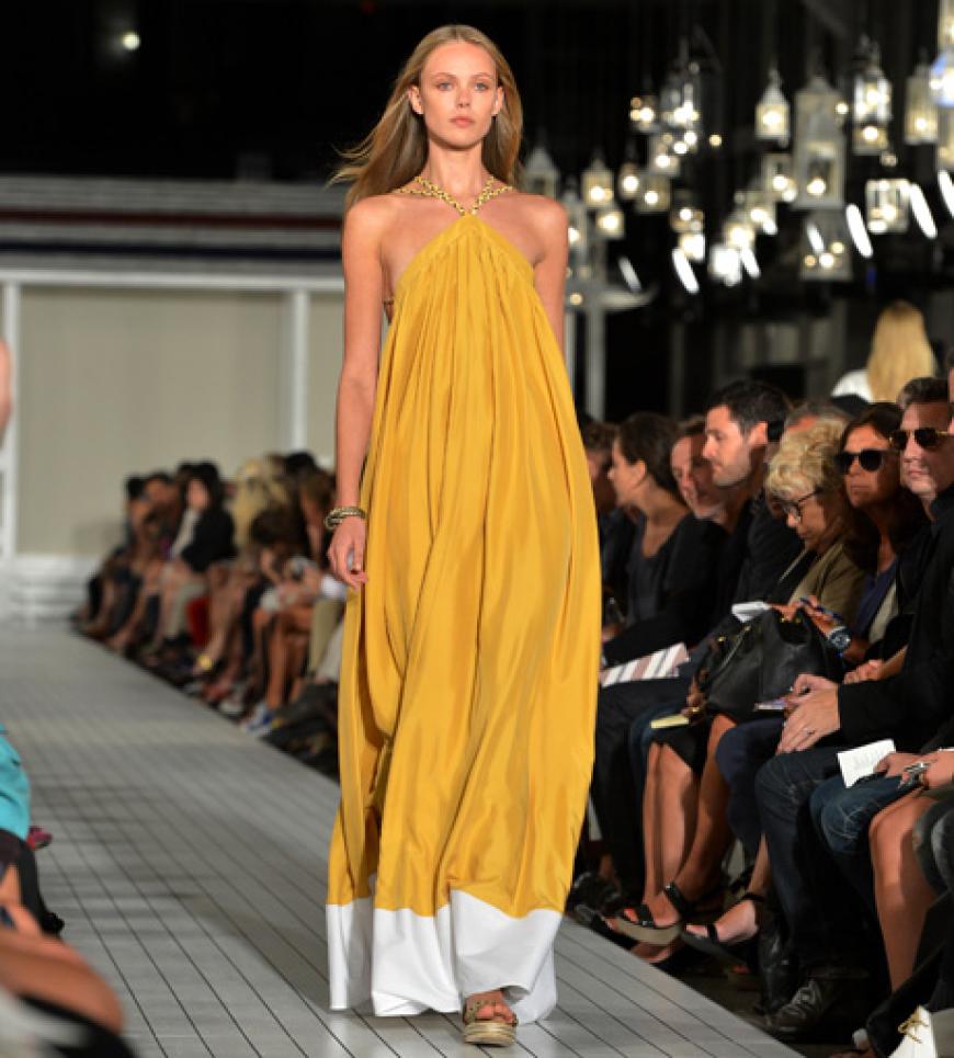 Hello Sunshine: Maxi Kleider sind die perfekten Begleiter bei tropischen Temperaturen. Tommy Hilfiger setzte bei seinen Kleidern auf knallige Nuancen.