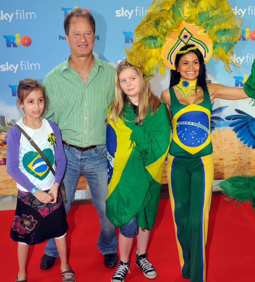 Samba-Fieber in Köln: Schauspieler Tom Gerhardt brachte seine Tochter Laura, Lauras Freundin Annika und seine Freundin Nadja da Silva mit