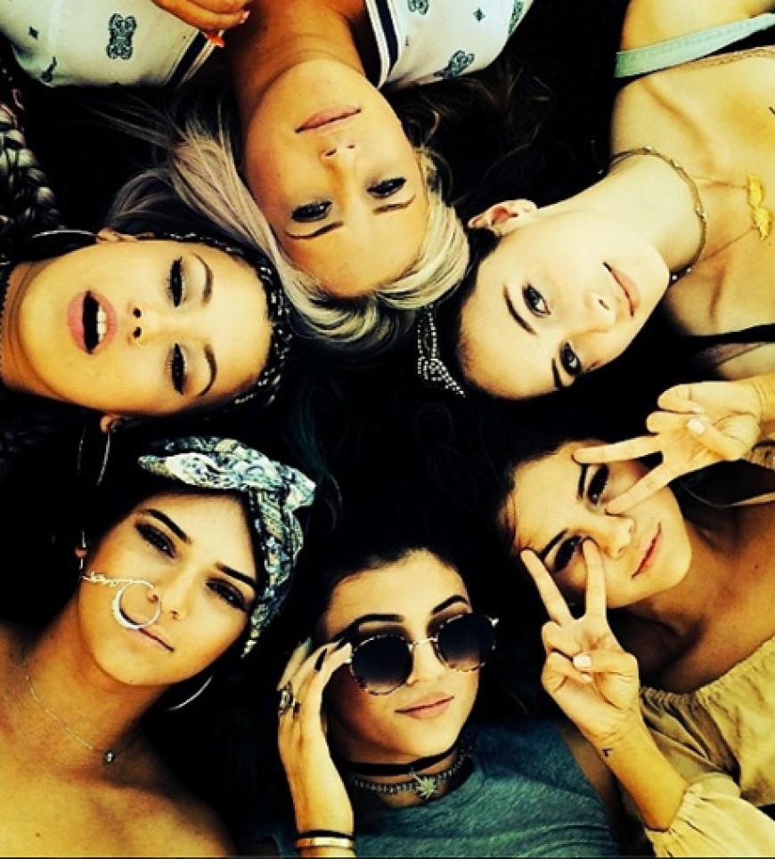 Selena Gomez - wer sind die anderen? Wir erkennen Kylie und Kendall Jenner (links von Selena)