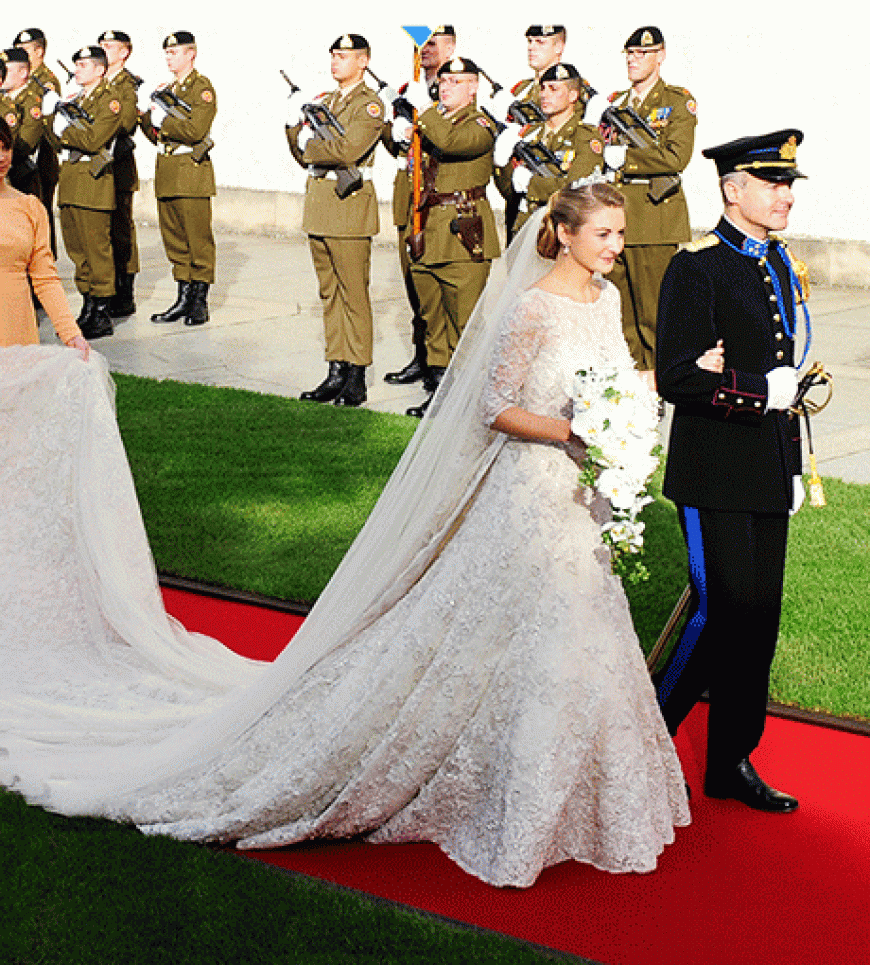 Gräfin´ Stéphanie in einem bezaubernden Spitzenkleid von Elie Saab. Begleitet wird sie von ihrem Bruder´ Count Jehan de Lannoy