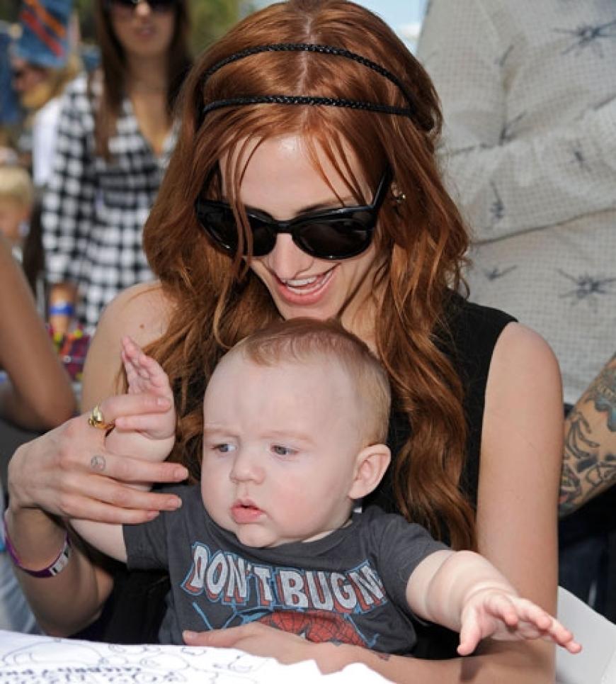 Ashlee Simpson spielt mit Söhnchen Bronx Mowgli