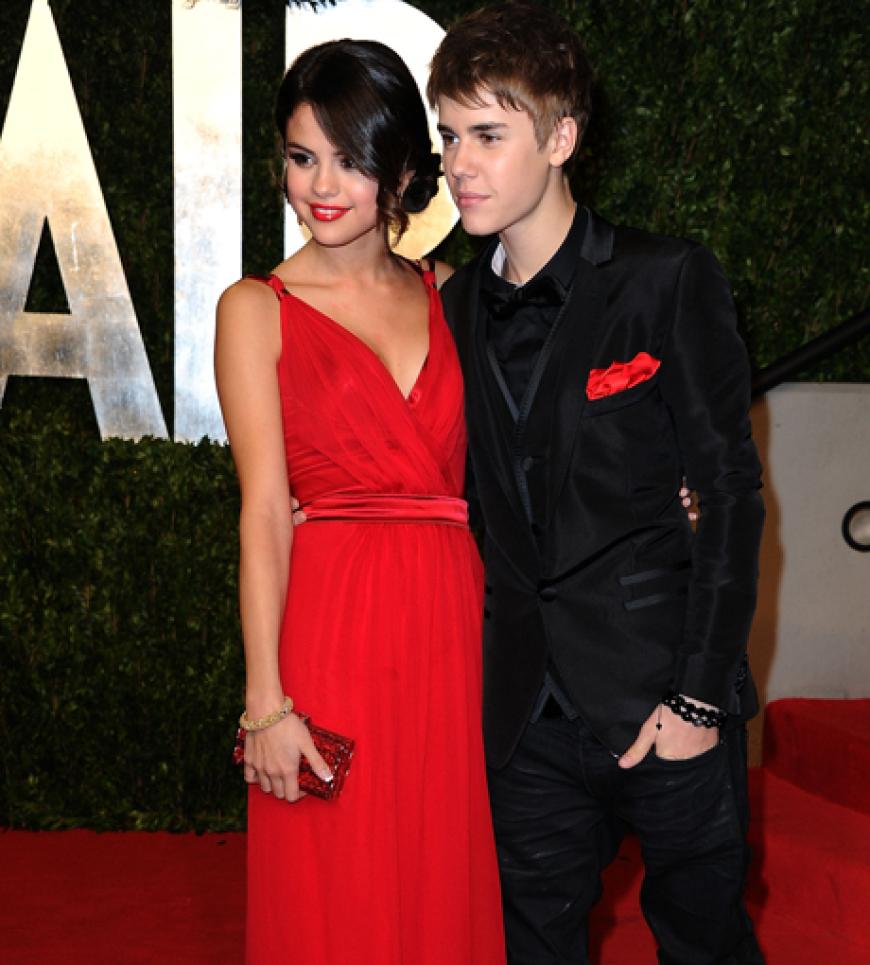 Zeigten sich erstmals öffentlich als Paar bei der Vanity Fair Oscar-Party: Selena Gomez (in Dolce&Gabbana) und Teenie-Schwarm Justin Bieber