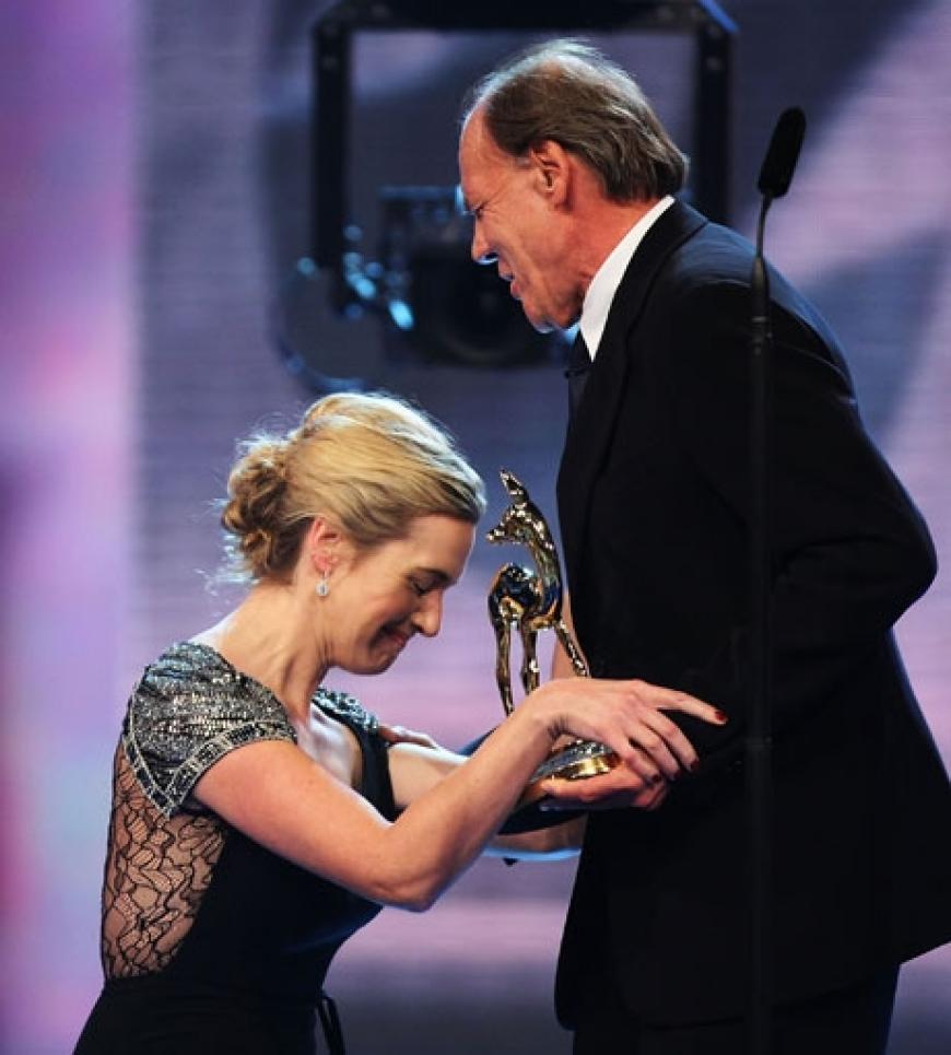 Kate Winslet geht auf die Knie als sie den Bambi in der Kategorie