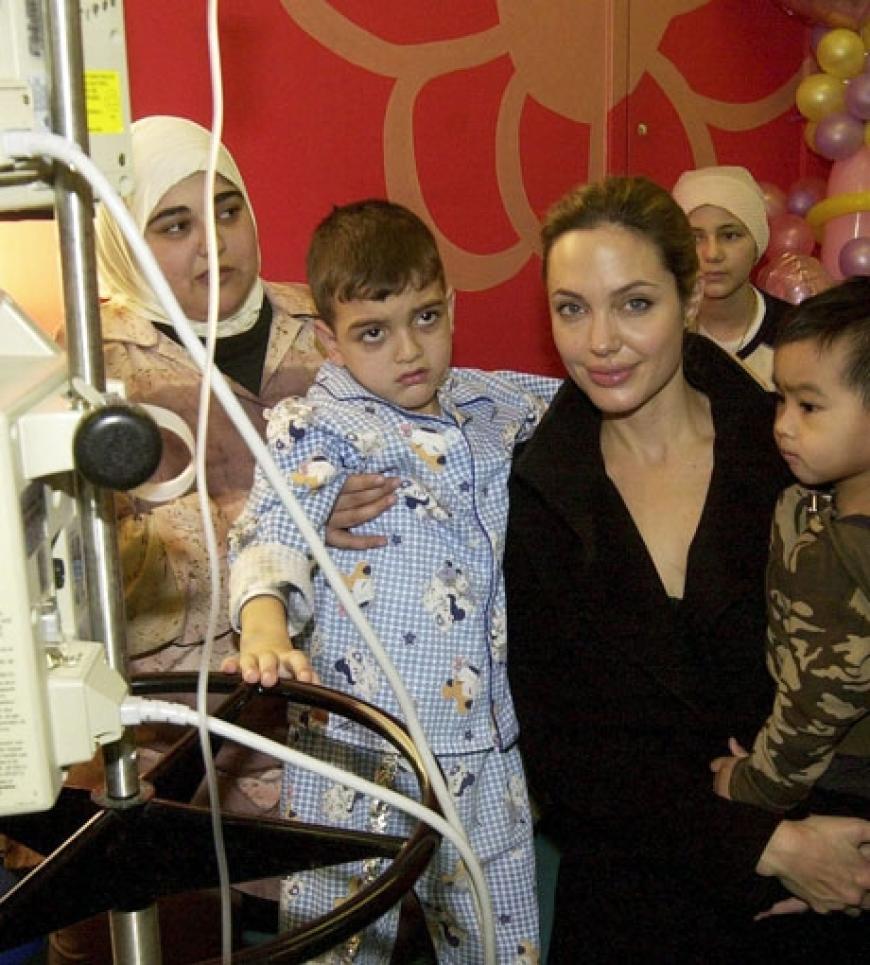 Angelina, ihr Sohn Maddox und ein krebskrankes Kind in einem Krankenkaus in Beirut