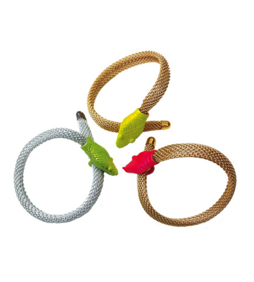 23. Juli 2012: Vorsicht! Die stylishen Armreife mit Schlangenkopf tragen ein äußerst gefährliches Gift in sich: hoch ansteckendes Fashion-Fieber! Über mimilamour.com, ca. 40 Euro