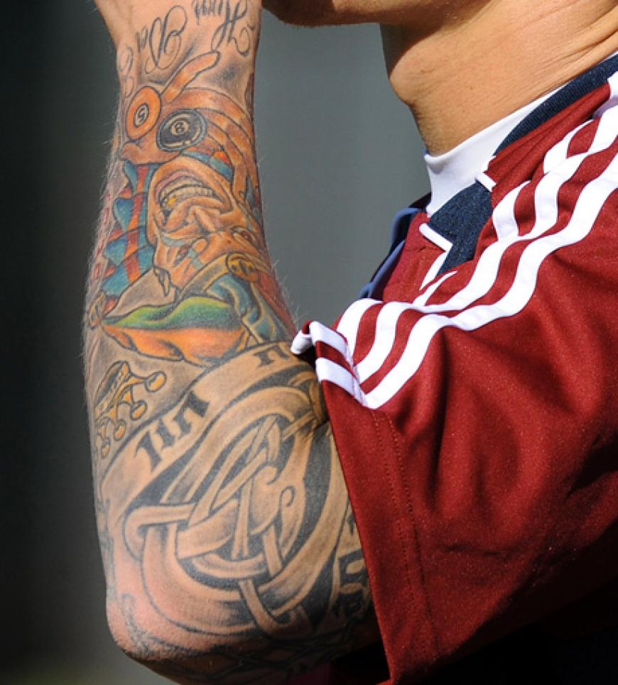 Sieht gefährlich aus - der Spieler dazu ist aber eigentlich ganz harmlos. Wem gehört wohl dieser Körperschmuck?