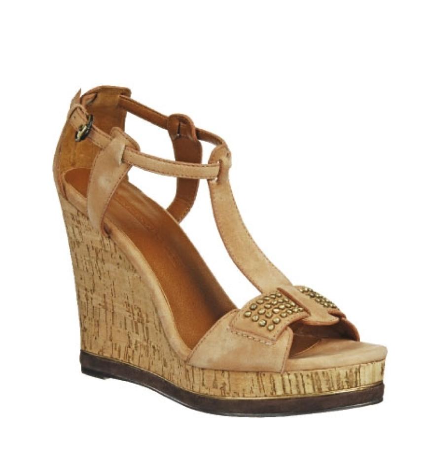 Kork-Absatz und Goldnieten von French Connection, ca. 95 Euro