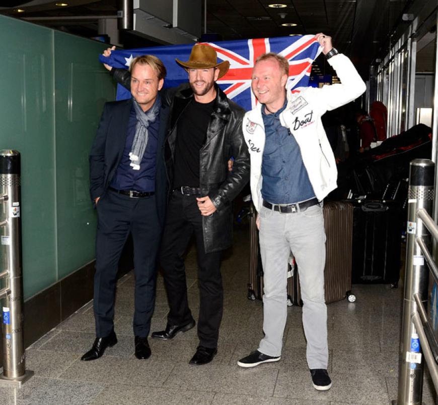 Michael Wendler betritt den Airport stolz mit Australien-Flagge