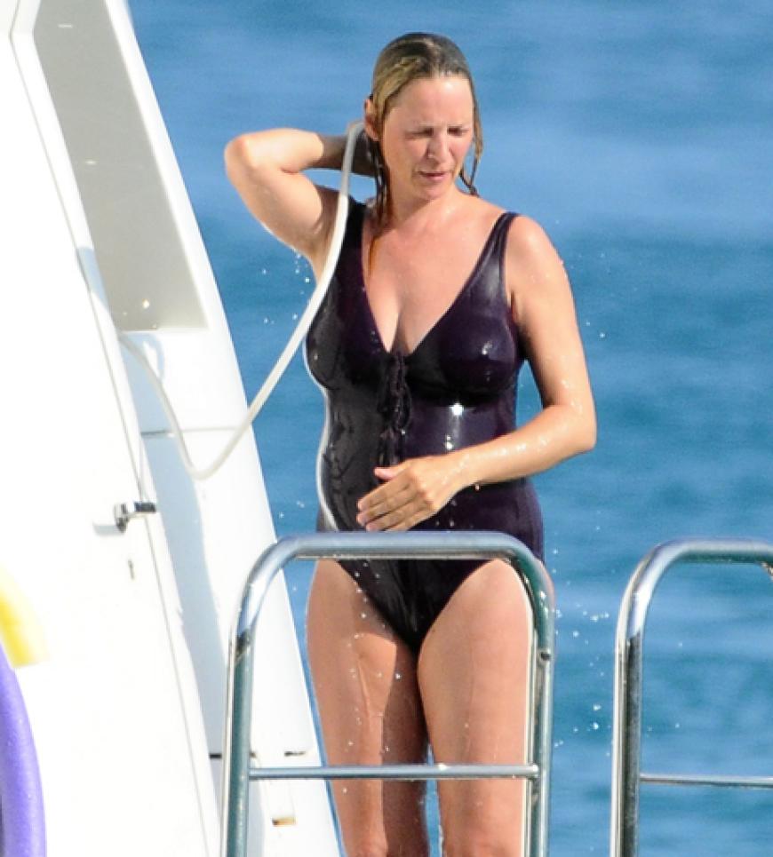 Eine kühle Dusche muss bei diesen Temperaturen sein: Uma Thurman vor St. Barth