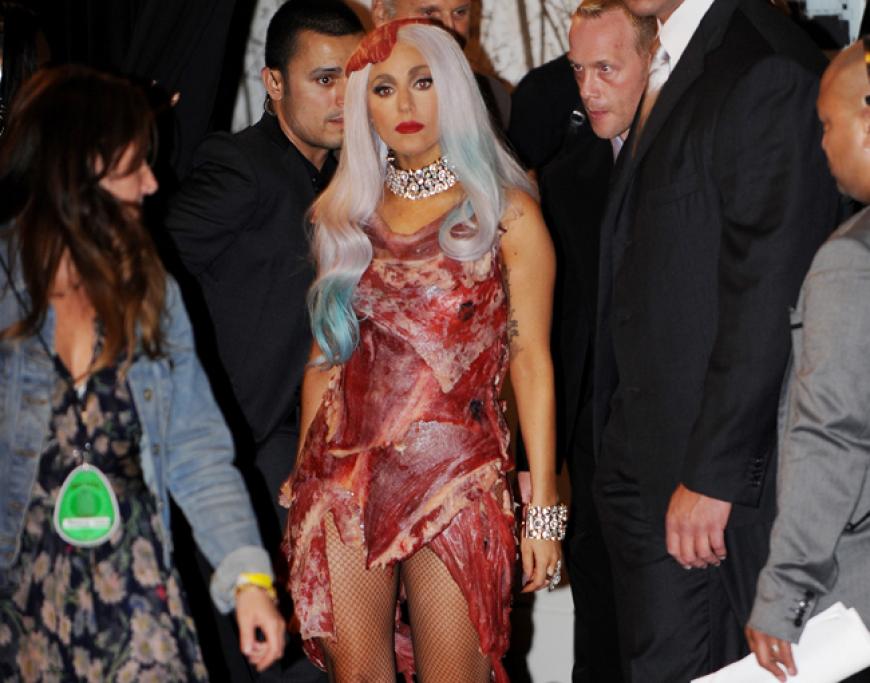 Lady Gaga sorgte in diesem Ganzkörper-Fleischkleid für einen Skandal. Schmackhaft ist anders ...
