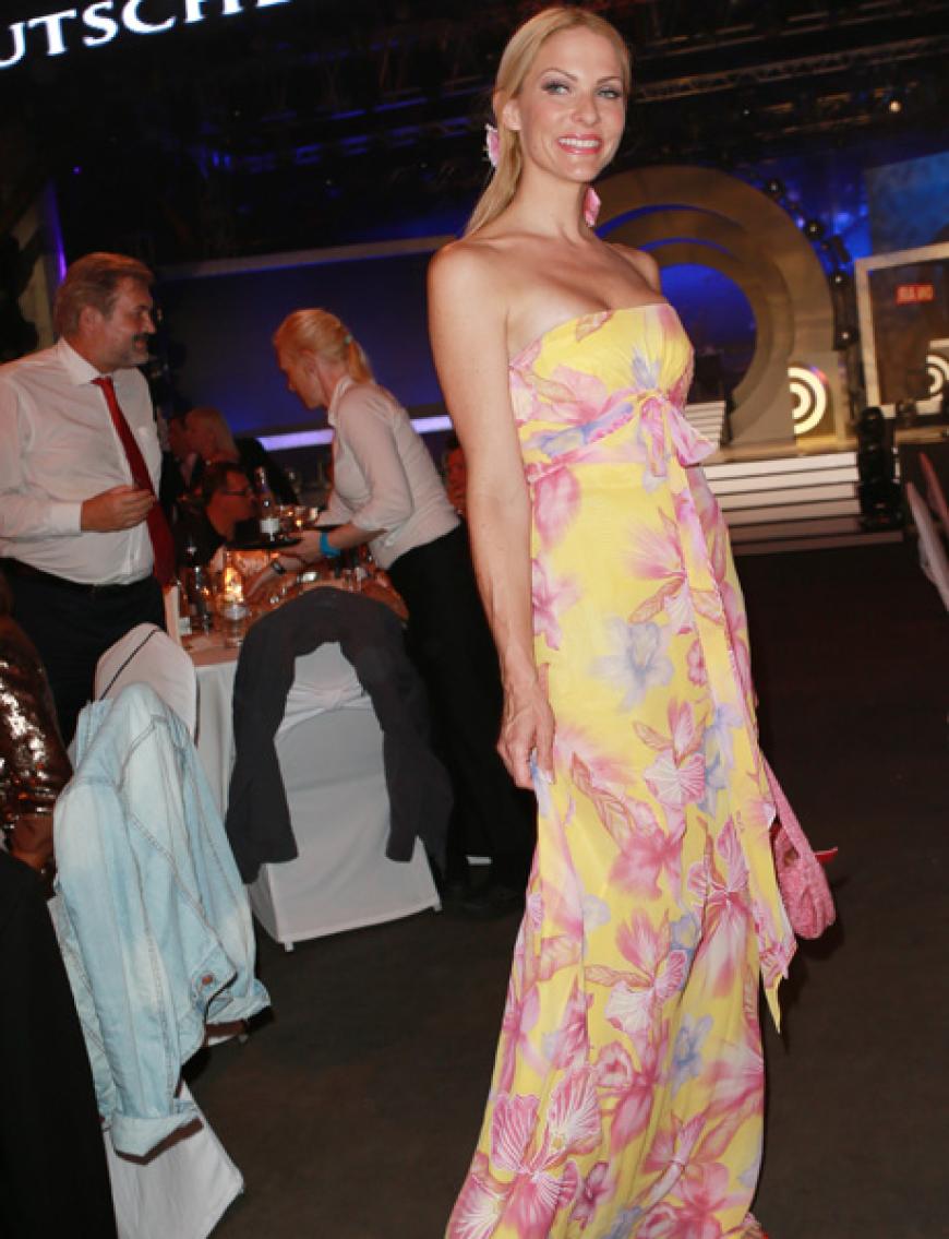 Sonya Kraus setze auf sommerliches Blumenmuster