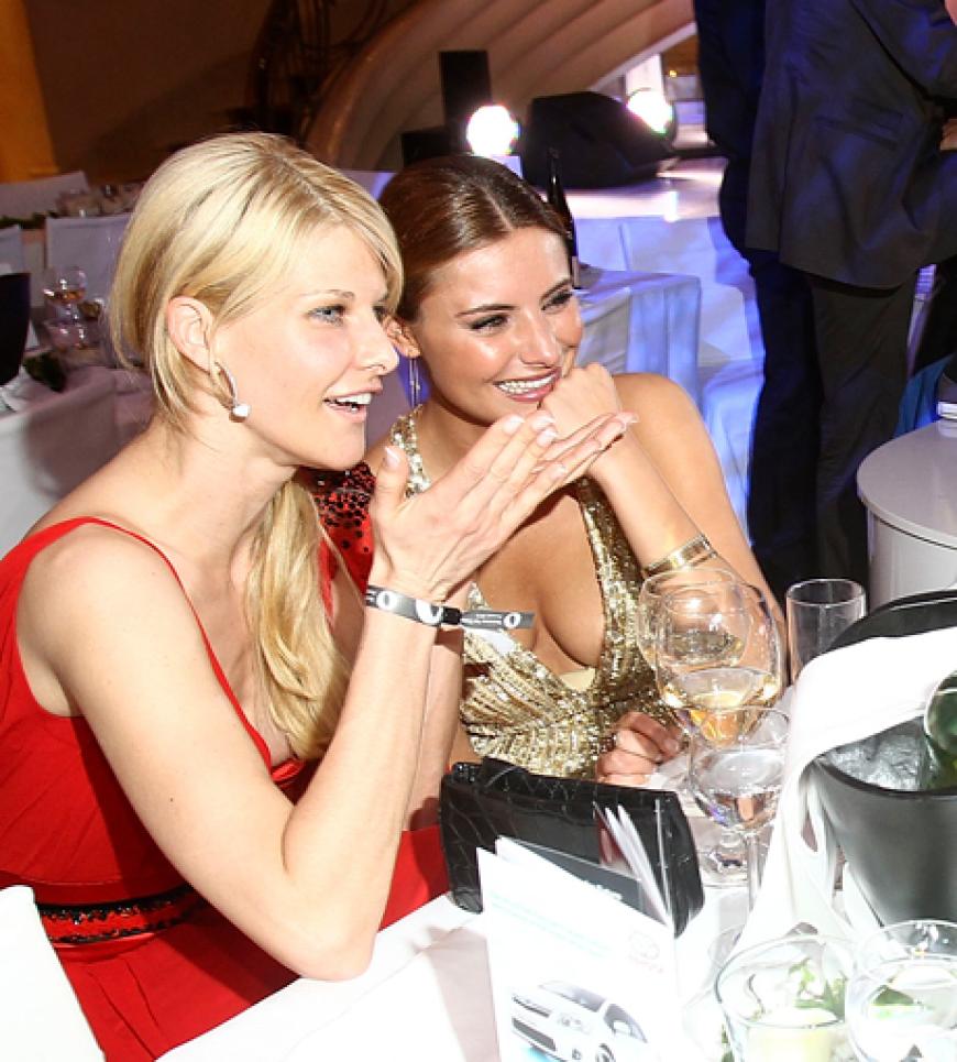 ... und zwar mit Sophia Thomalla. Die hat offenbar viel mit ihm (oder über ihn?) zu lachen