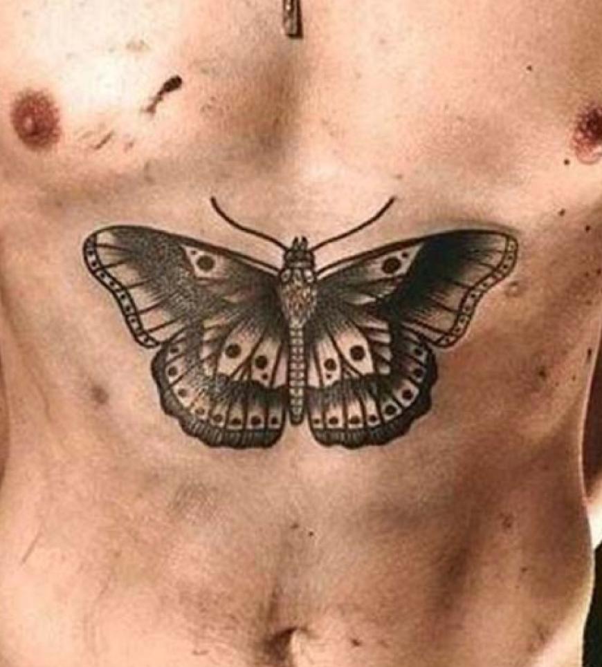 One Direction-Sänger Harry Styles zeigt uns hier sein neuestes Tattoo, welches jetzt seinen Bauch ziert