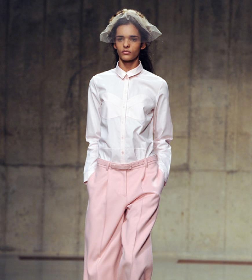 Designerin Simone Rocha mag es gerne lässig. Hier zeigt das Designtalent wie legere eine Hose in der Trendnuance Rosa sein kann.