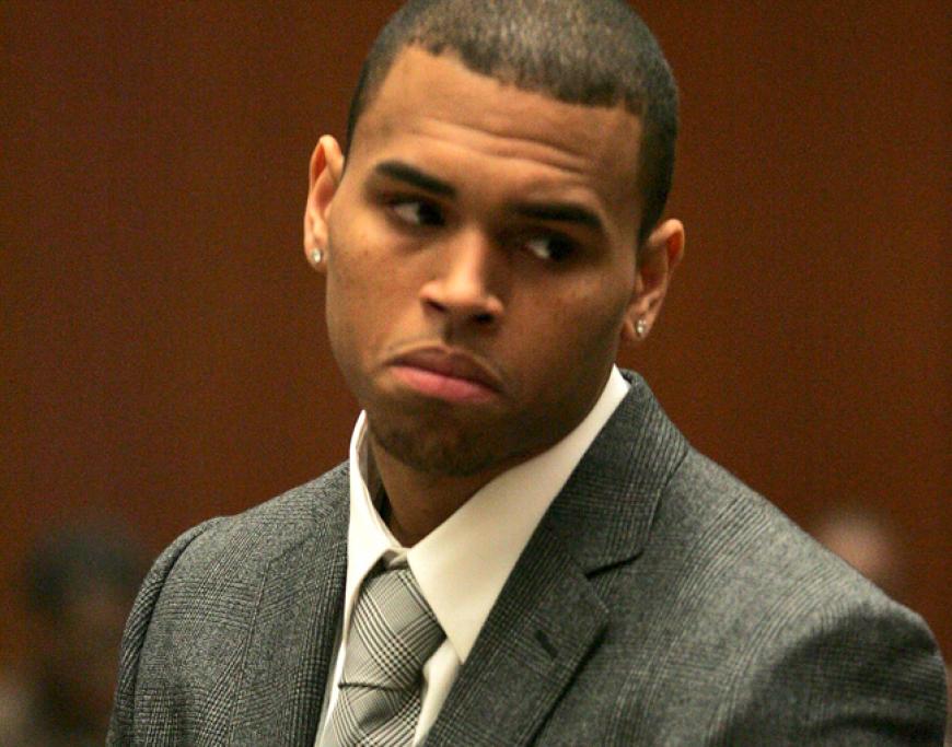 2009: Chris Brown schlägt seine damalige Freundin Rihanna krankenhausreif. Der Skandal ist perfekt - er muss vor Gericht und bekommt fünf Jahre auf Bewährung. Zudem muss er an einem Anti-Agressions-Training teilnehmen