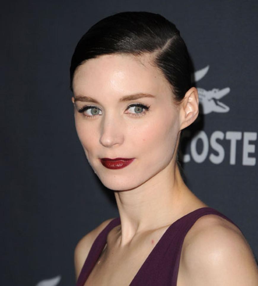 Coole Frau, cooler Look! Zum Schneewittchen-Teint von Rooney Mara sieht der dunkle Mund richtig avantgardistisch aus.