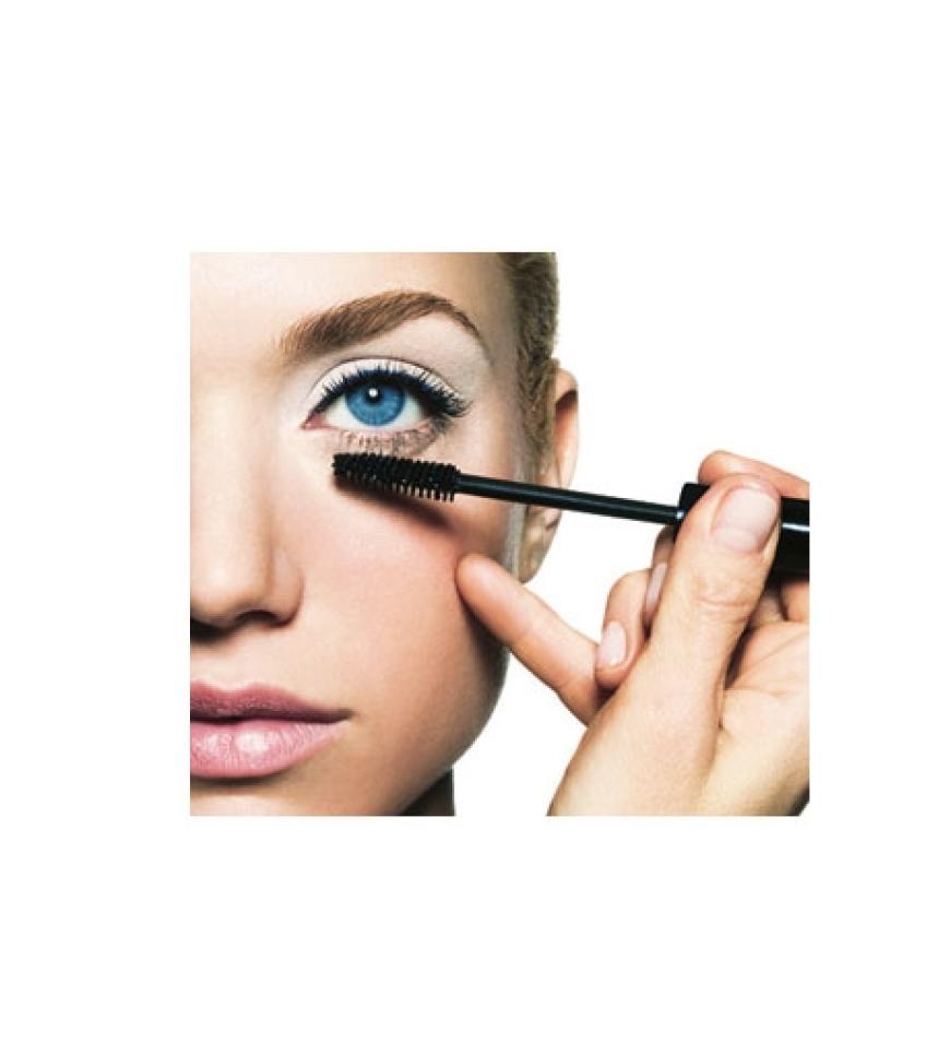Warten Sie ein paar Sekunden, bevor Sie die unteren Wimpern tuschen. Tragen Sie Mascara dort sparsamer auf.