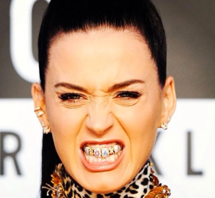 Noch eine? Erst kürzlich schockierte uns Madonna mit ihren Grillz und jetzt legte auch Katy Perry bei den VMA am 25. August nach