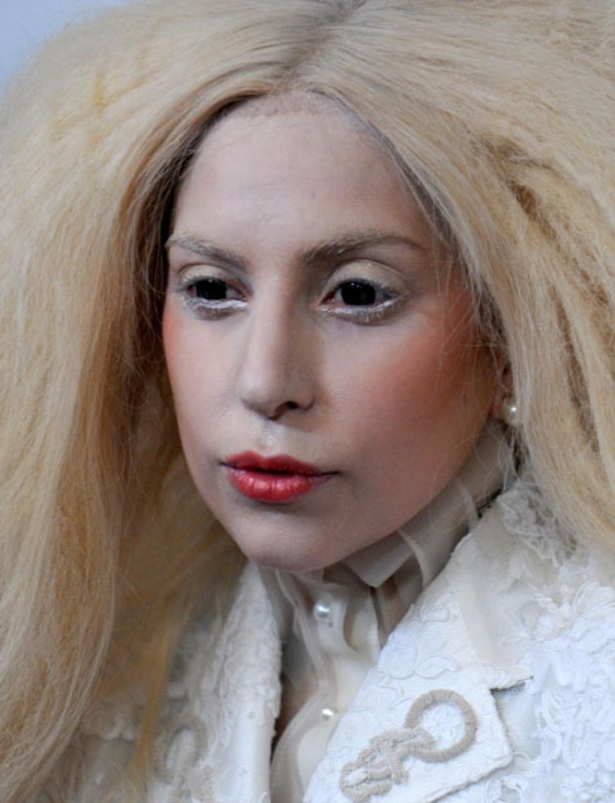 Lady Gaga auf einer Preisverleihung im November 2013. Der Stargast schockte mit diesem Grusel-Look, trug statt Glamour-Make-Up weißes Puder