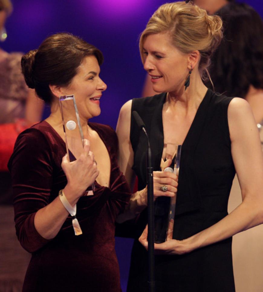 Schauspielerinnen Barbara Auer (l) und Ina Weisse freuen über die Auszeichnung in derKategorie