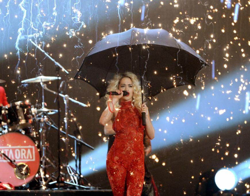 Under my umbrella: Rita Ora performte im Funken-Regen