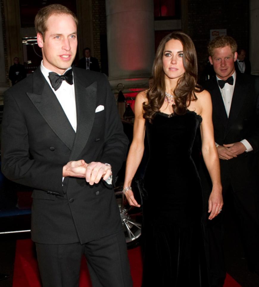 Glamour-Auftritt für Prinz William und seine Frau Catherine: Das royale Paar kam am Montagabend gemeinsam mit Prinz Harry zum