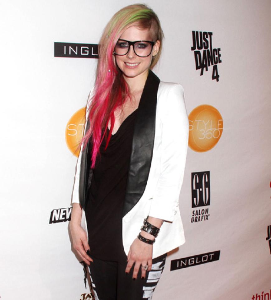 Schrille Outfits sind wir von der kanadischen Rock-Röhre Avril Lavigne ja gewohnt. Mit dem Killer-Make-up und den Zombie-Haaren kann Sie im Style-Battle allerdings nur verlieren.