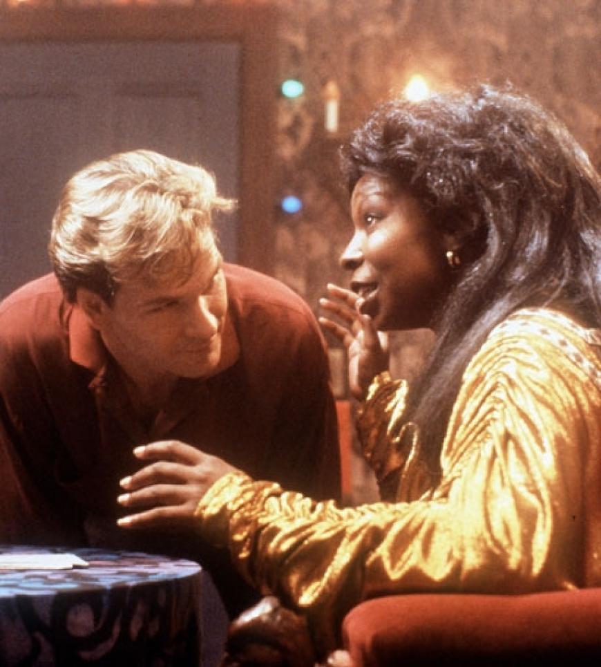1990 gelingt Patrick Swayze sein Comeback. Er spielt an der Seite von Demi Moore und Whoopi Goldberg in dem Liebesfilm