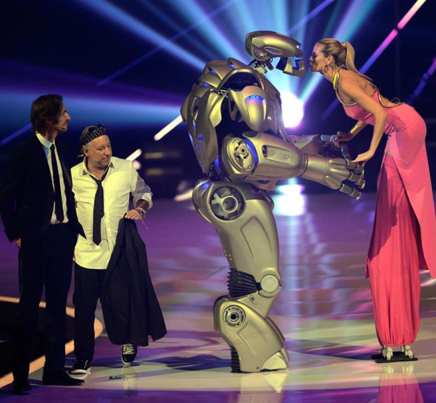 Heidi geht auch Tuchfühlung mit einem Roboter. Oh là là !´