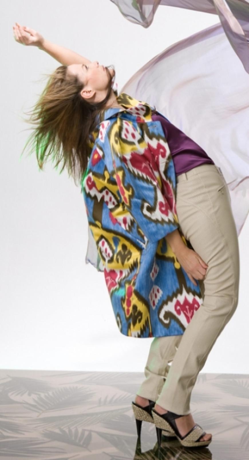 Bunter Mantel aus Seide mit afrikanischem Print von Rena Lange, Preis auf Anfrage. Schmale Hose aus fein gelochtem Leder von Jack & Jones, ca. 850 Euro. Glänzendes Top von Closed, ca. 90 Euro, Pumps von Pura López
