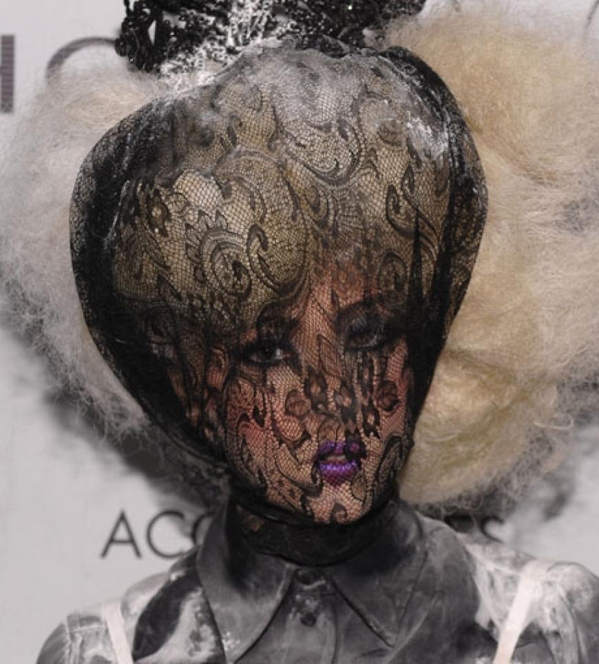 Ihr Gesicht ist kaum noch zu sehen. Doch Lady GaGa gefällt`s!