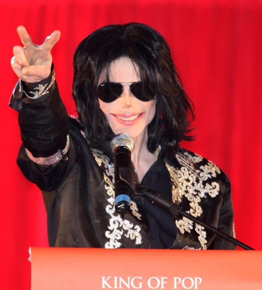 Wie selbstverliebt, aber was war auch anderes zu erwarten vom King of Pop. Seine Söhne heißen doch tatsächlich Prince Michael I und II und seine Tochter Paris Michael Katherine Patricia