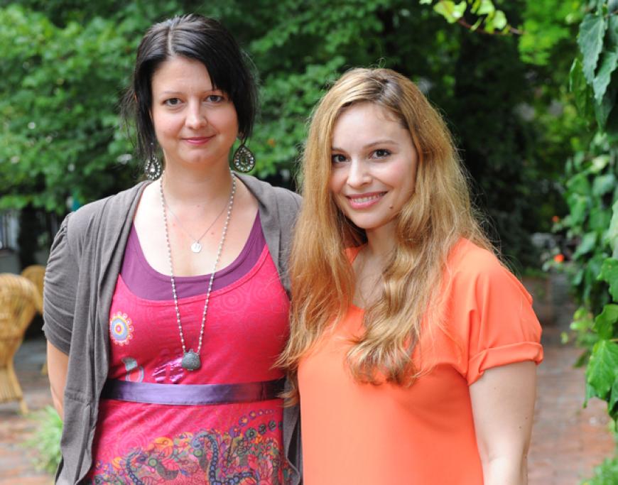 Die deutsche Regisseurin Alex Schmidt (l.) und Mina Tander