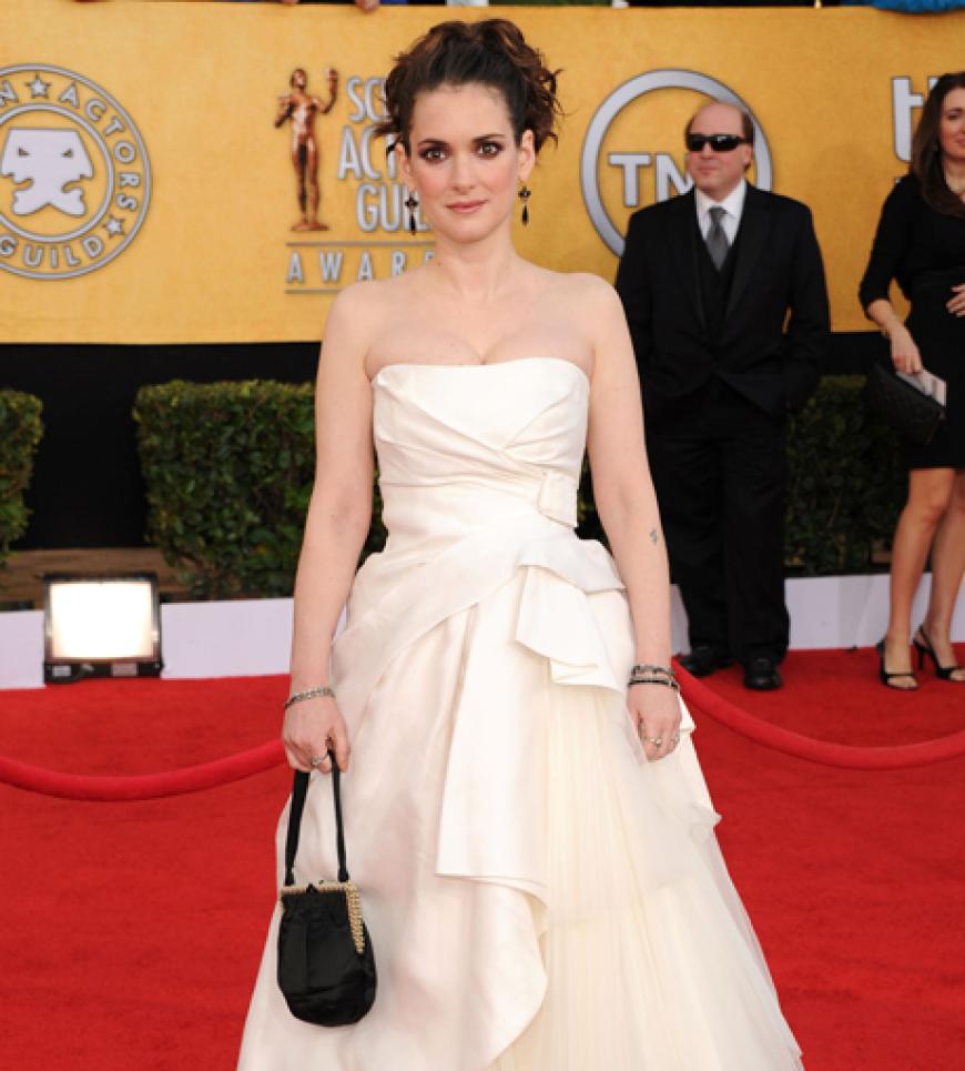 Auch wieder da: Winona Ryder in einer Robe von Alberta Ferretti