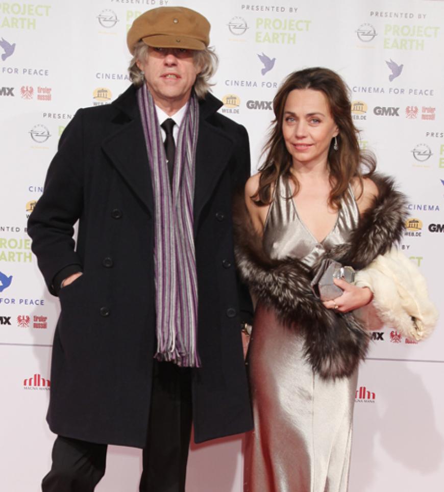 Zeigt seit dem Beginn der Cinema for Peace Gala vor zehn Jahren seine Unterstützung: Sir Bob Geldof. Er kam in Begleitung von Jeanne Marine