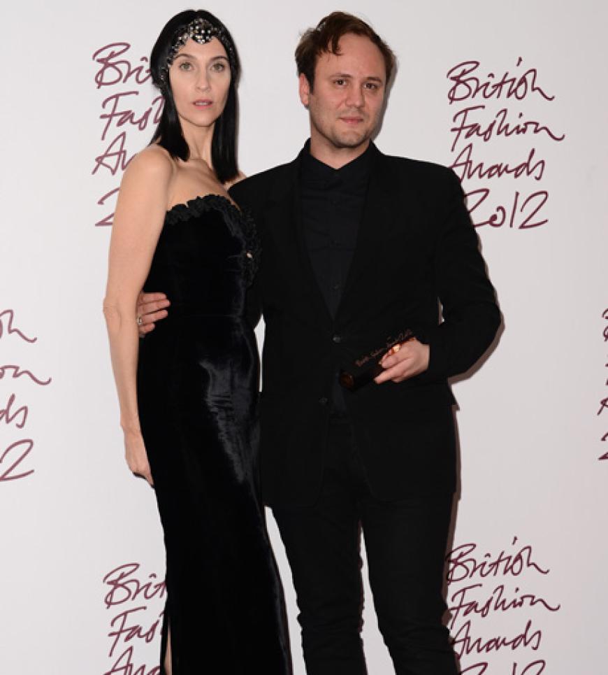 Susie Bick und Nicholas Kirkwood, der der Accessoires-Designer des Jahres wurde