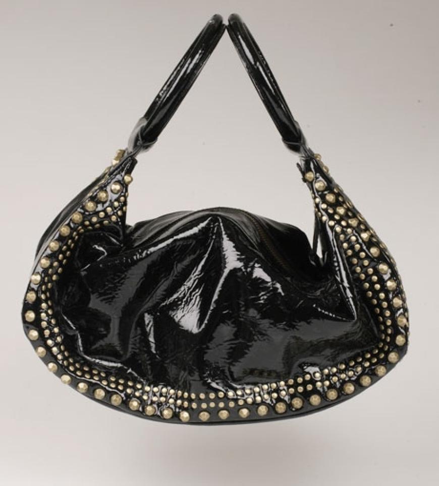 Mit Nieten in Lackoptik von French Connection, ca. 140 Euro