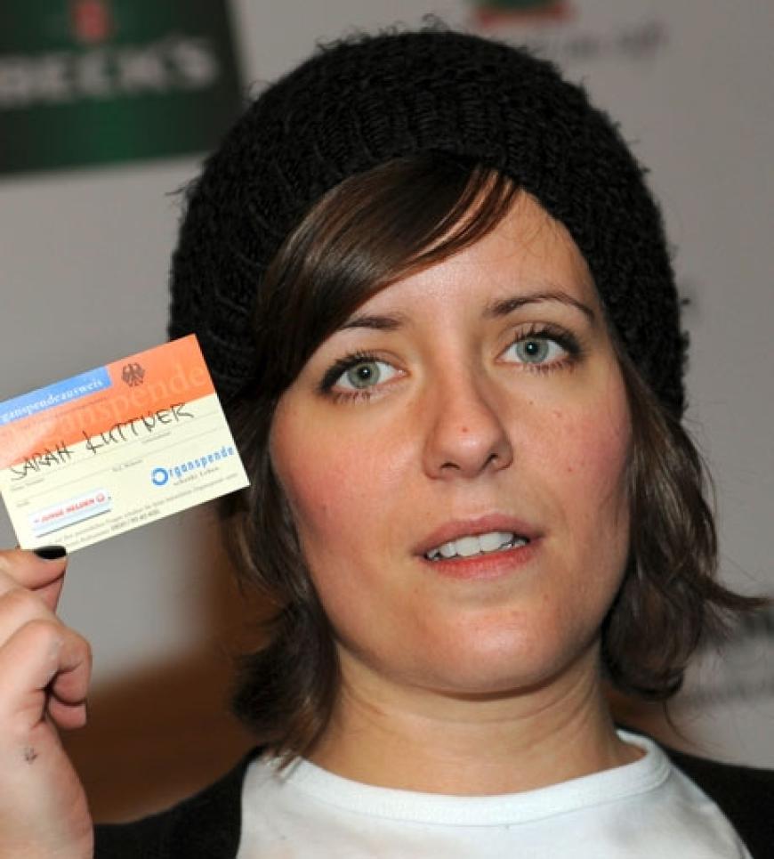 Sarah Kuttner mit ihrem Organspendeausweis