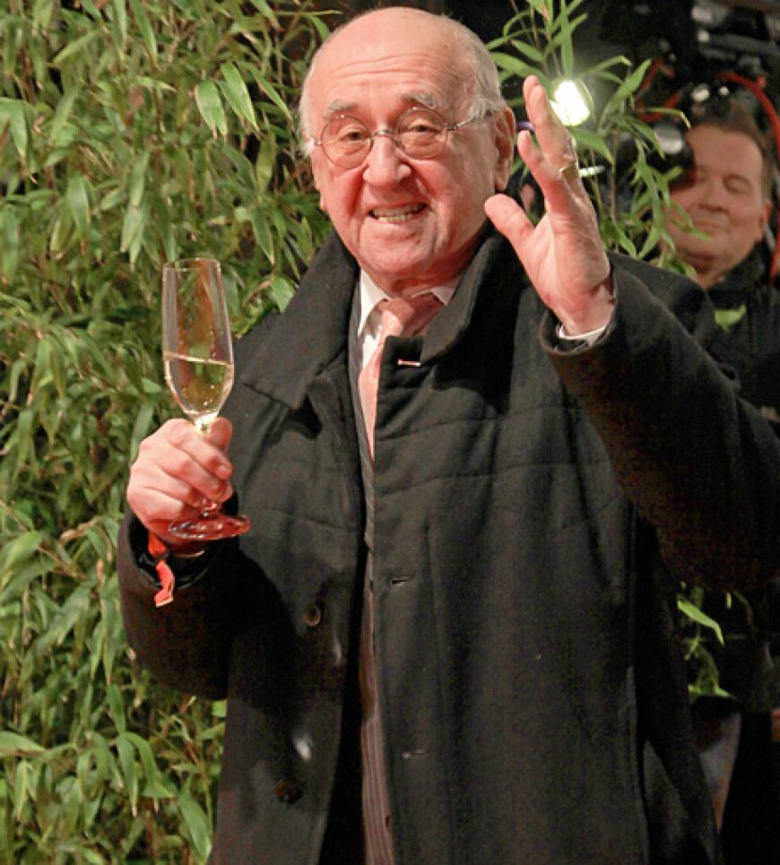Alfred Biolek gönnte sich schon vor der Show ein Glässchen. Chapeaux!