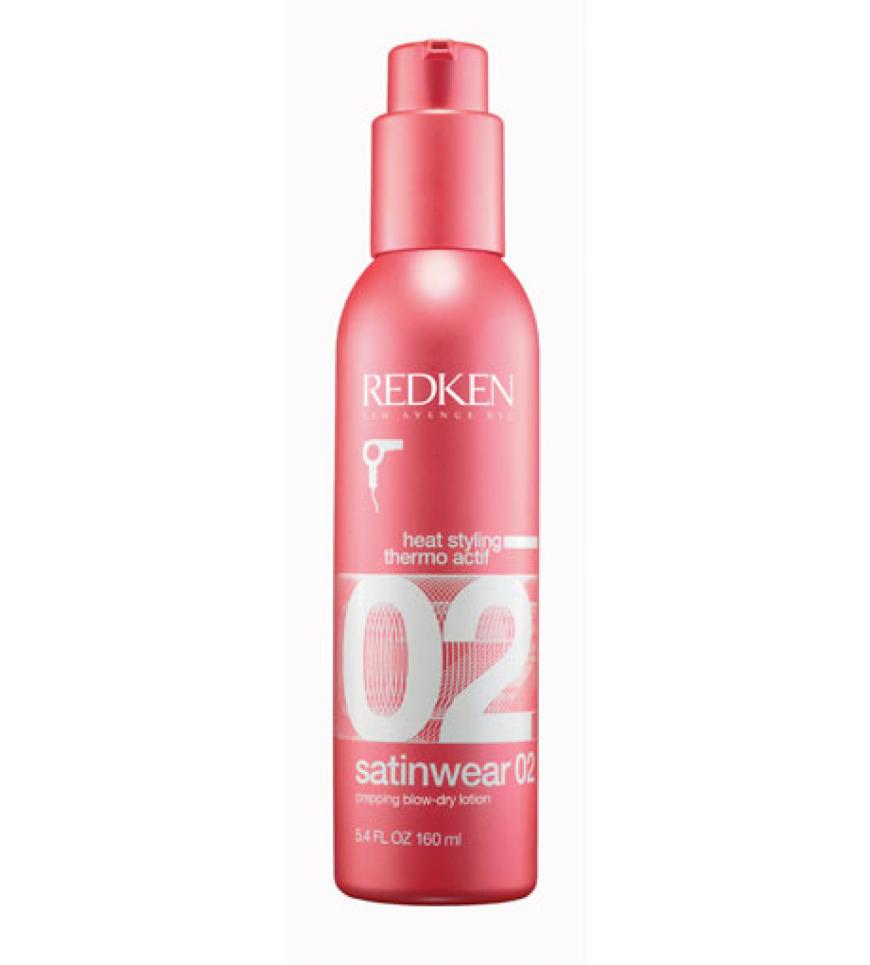 Um das Haar für den Lockenstab vorzubereiten und vor Hitze zu schützen, einfach etwas Hitze-Serum in die Haarpracht geben.