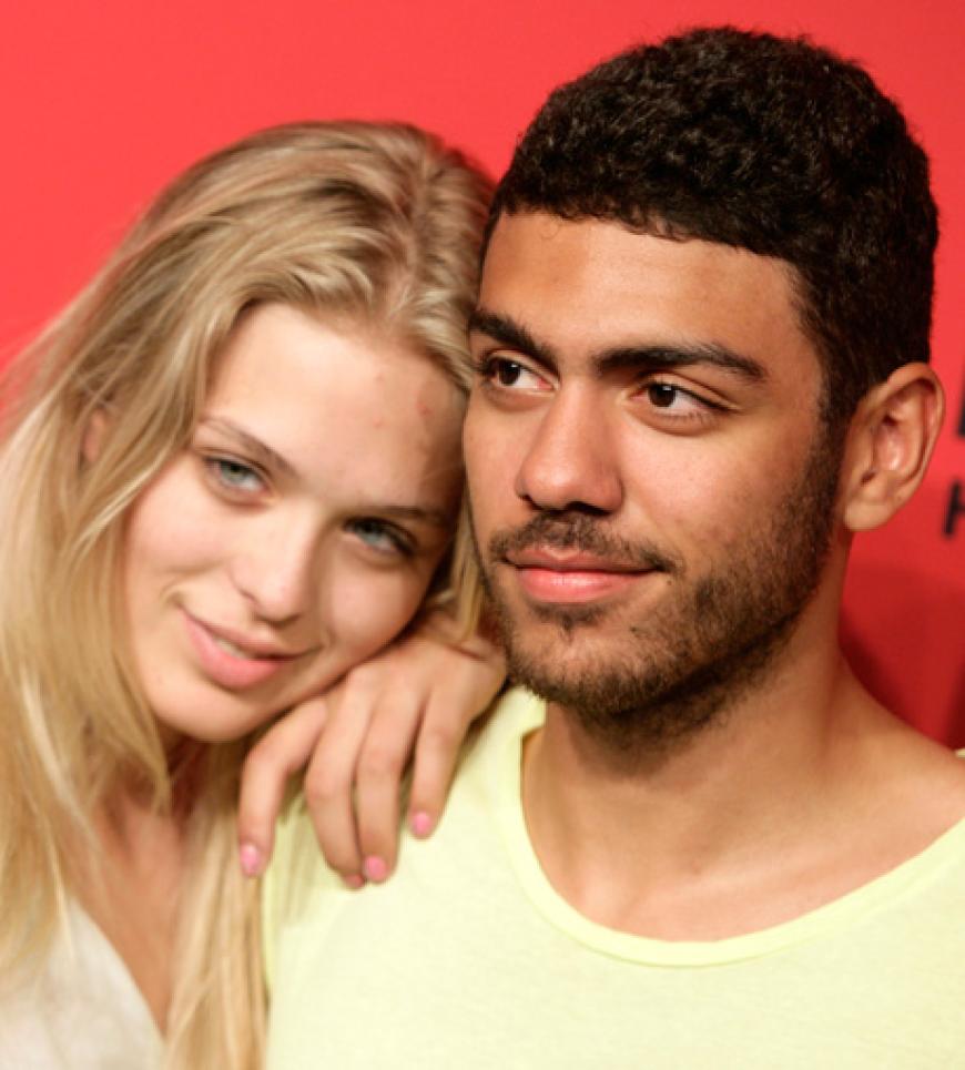 Und verkuschelt sind die beiden auch schon! Laura und Noah Becker
